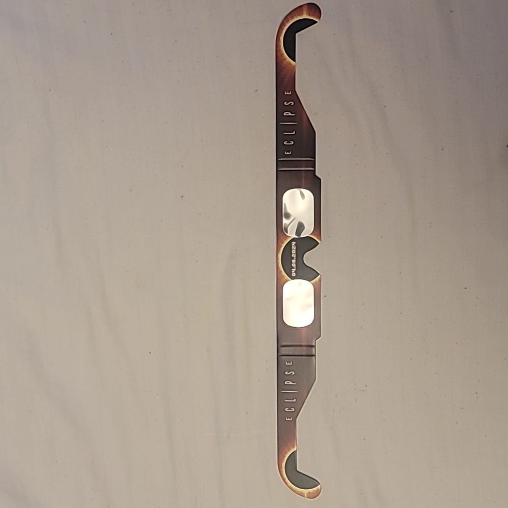 1 Eclipser, Conforms to the Trans. Req. of ISO12312-2 for Direct Sun Observation